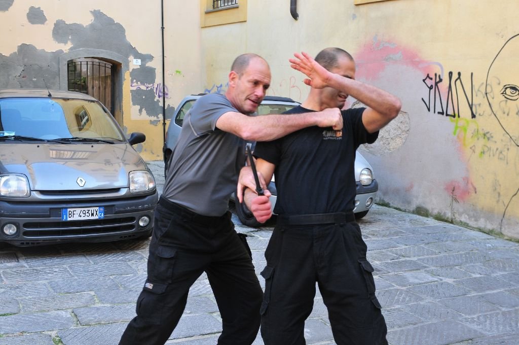 Contrattacco su difesa da coltello krav maga